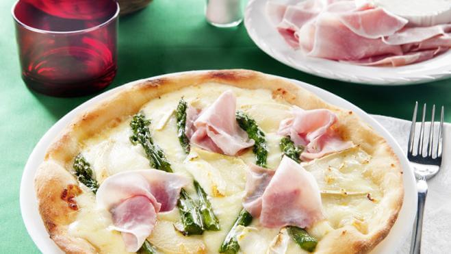 Pizza mit Spargeln, Ziegenkäse und gekochter Schinken