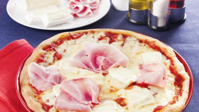 Pizza mozzarella, brie et jambon cuit