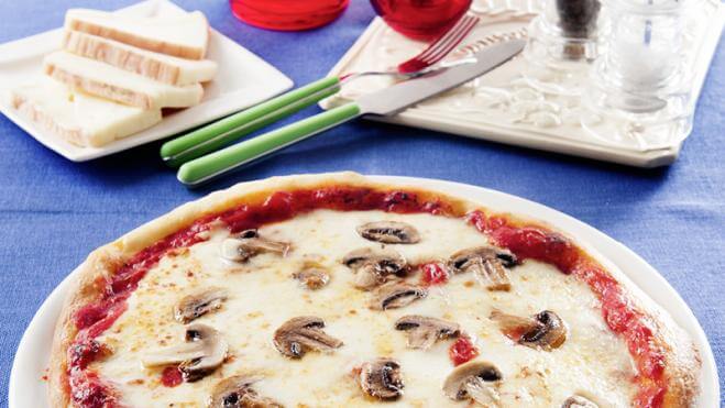 Pizza Mozzarella, Taleggio und Champignons