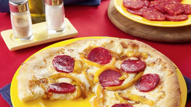 Pizza Mozzarella, Galbanino, Peperoni und pikanter Salami