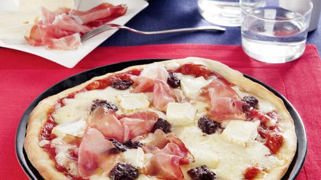 Pizza Brie, Speck und Olivenpaste