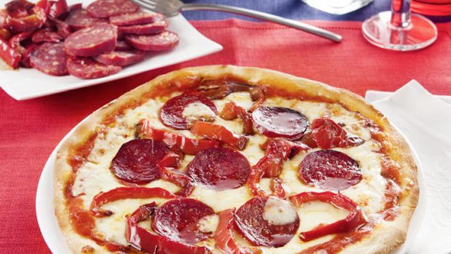 Pizza Salami und Peperoni