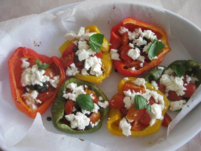 Barchette di peperoni con Mozzarella, pomodorini e capperi