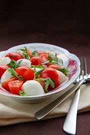 Tomates mozzarella à l’huile de tomates confites et basilic