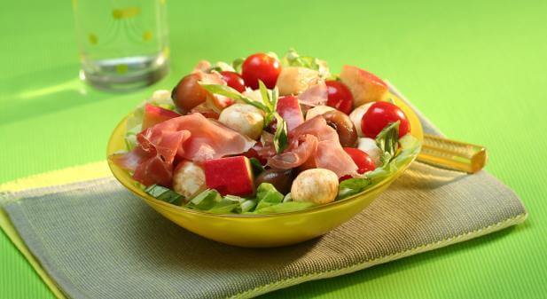 Mini Mozzarella-Salat mit Cherrytomaten, Zwiebeln und Apfel