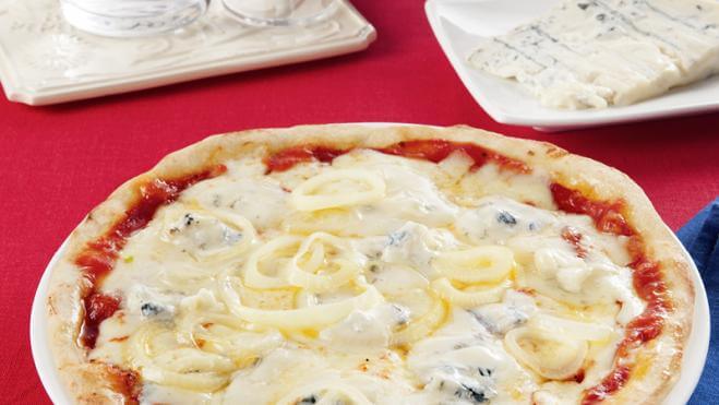 Pizza Mozzarella, Gorgonzola und Zwiebeln