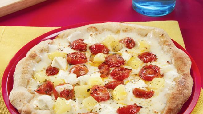 Pizza mozzarella, mascarpone, pomme de terre et tomates cerises