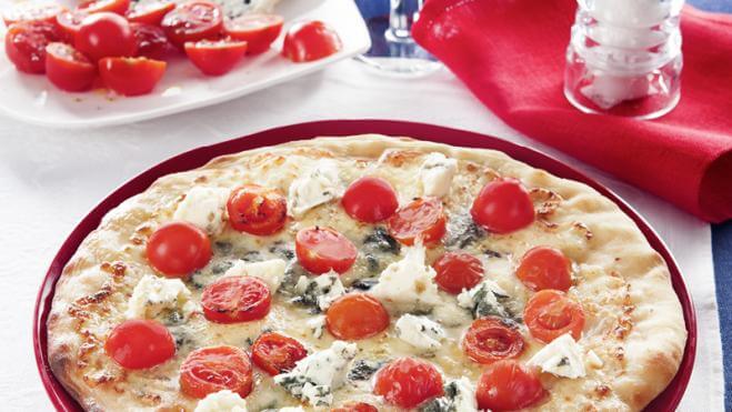 Pizza mozzarella, roquefort et tomates cerises