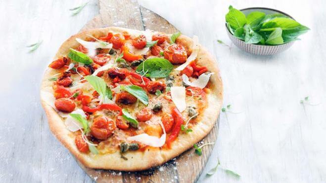 Pizza mit Tomaten und Lauch