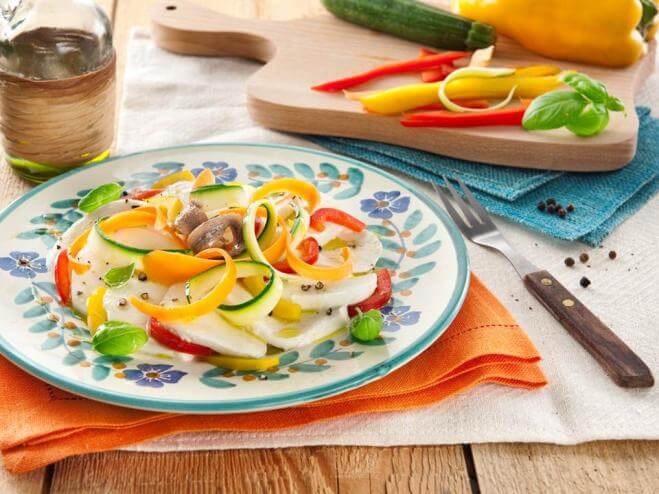 Salade caprese aux légumes et aux anchois