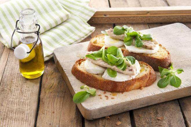 Bruschetta mit Mozzarella, Makrele und Nüsslisalat