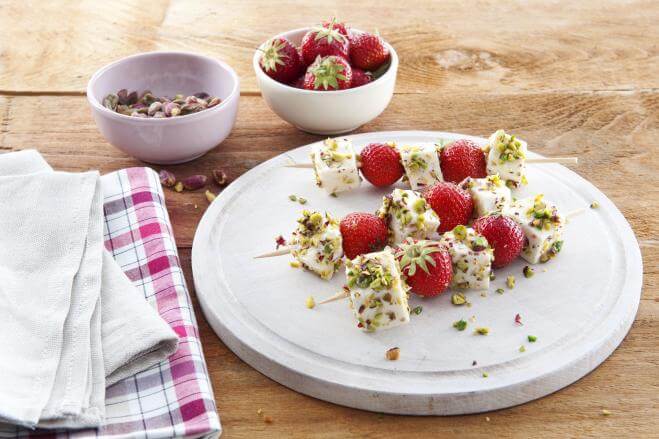 Brochettes mozzarella, fraises et pistaches