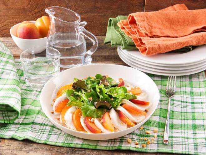 Salade caprese aux abricots avec Mozzarella Fior di Latte