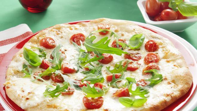 Pizza Mozzarella und Datteltomaten