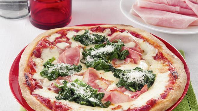 Pizza Mozzarella, Spinat und gekochter Schinken