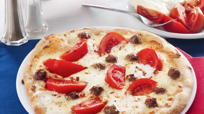 Pizza mozzarella, tomates et saucisse