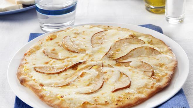 Pizza Mozzarella, Taleggio, Birne und Safran