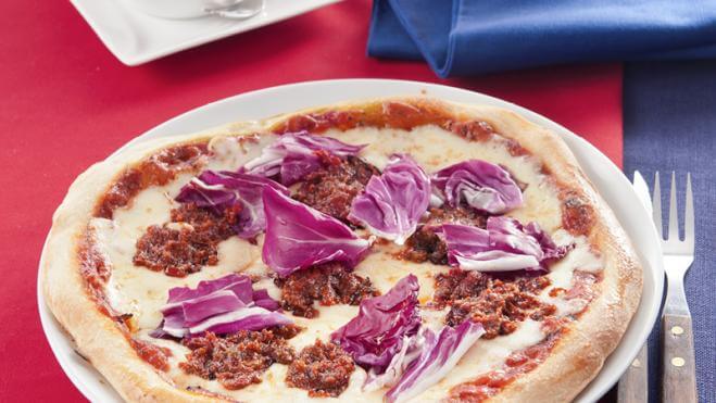 Pizza mozzarella, radicchio e pesto rosso