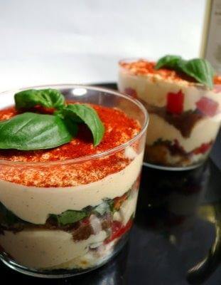 Tiramisù salato con pomodori