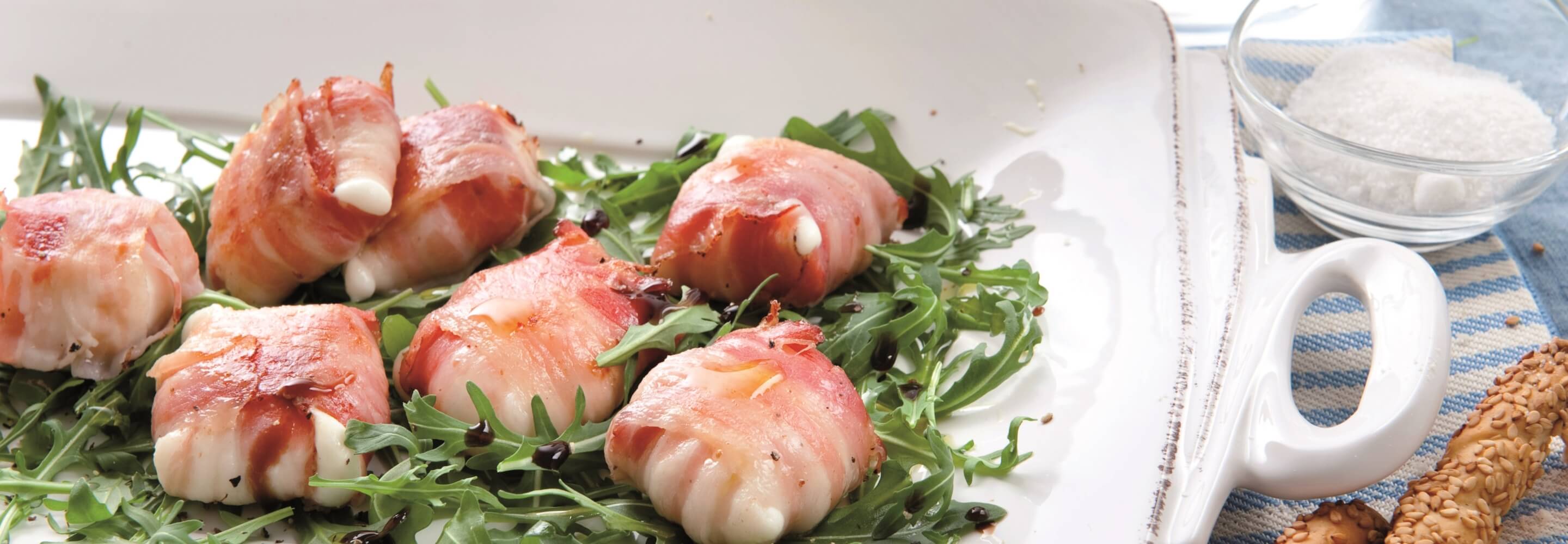 Bocconcini di pancetta e mozzarella mini su letto di rucola