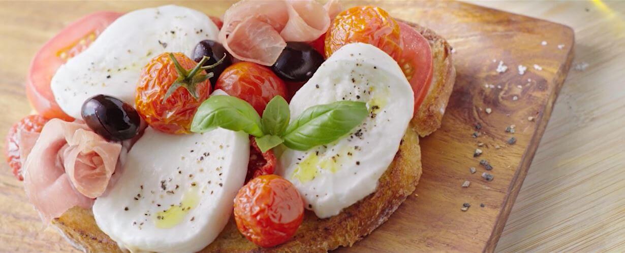 Bruschetta tomates confites, mozzarella et jambon de Parme