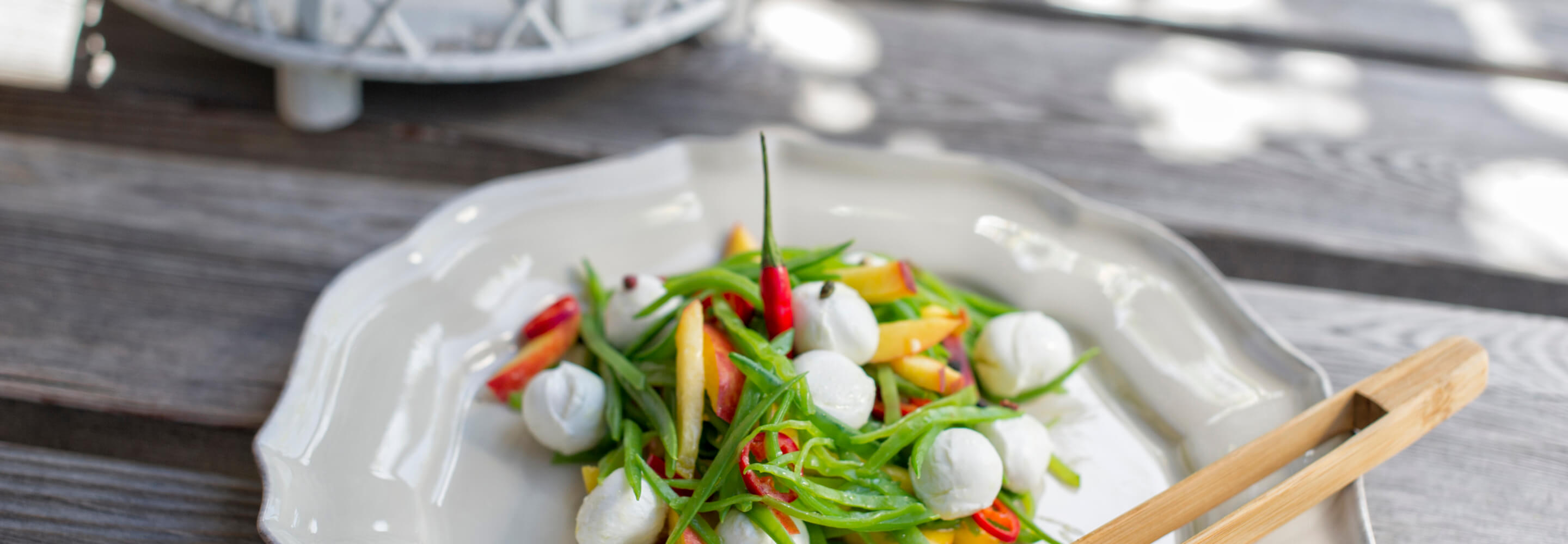 Salade de pêches, pois mange-tout et piment avec Mozzarella di latte di Bufala Mini