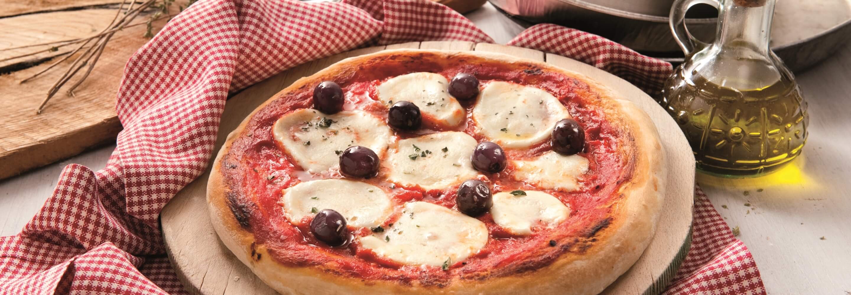 Pizza con olive nere