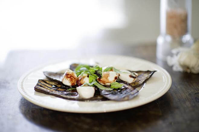 Antipasto di melanzane con mozzarelline