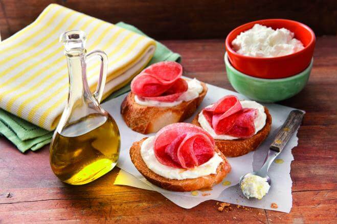 Bruschetta mit Ricotta und Salame Milano