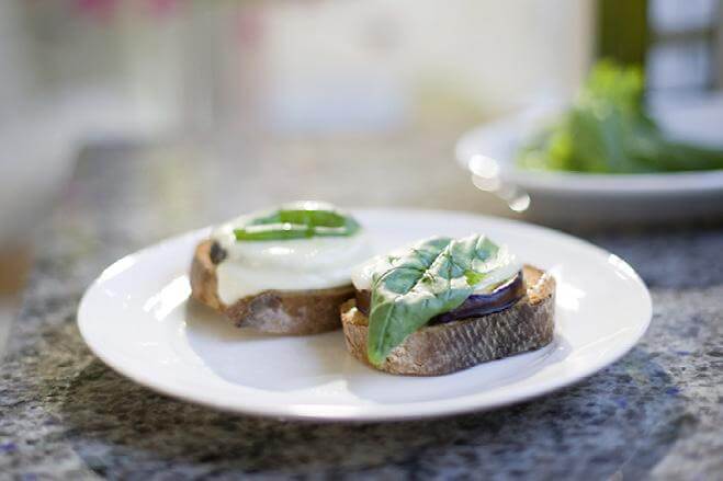 Bruschetta di melanzane, mozzarella e basilico