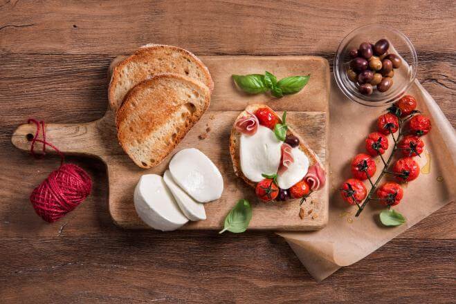 Bruschettas de mozzarella, tomates cerises rôties, olives