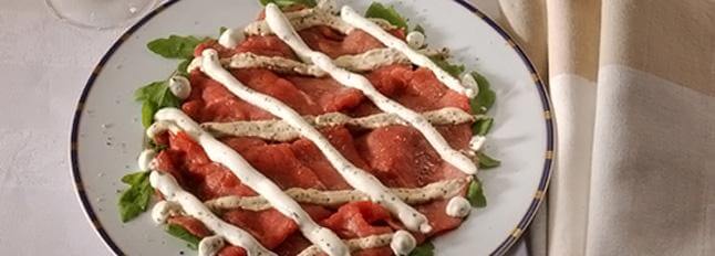 Zartes Carpaccio an zwei Cremen