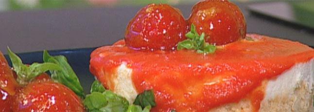 Mozzarella-Cheesecake mit Tomatencoulis