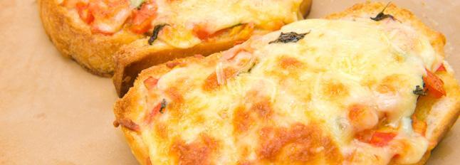 Crostini mit Mozzarella und Schinken