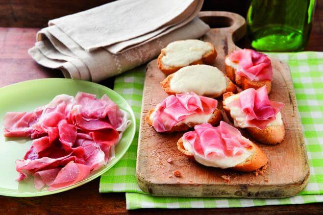 Crostini mozzarella e prosciutto