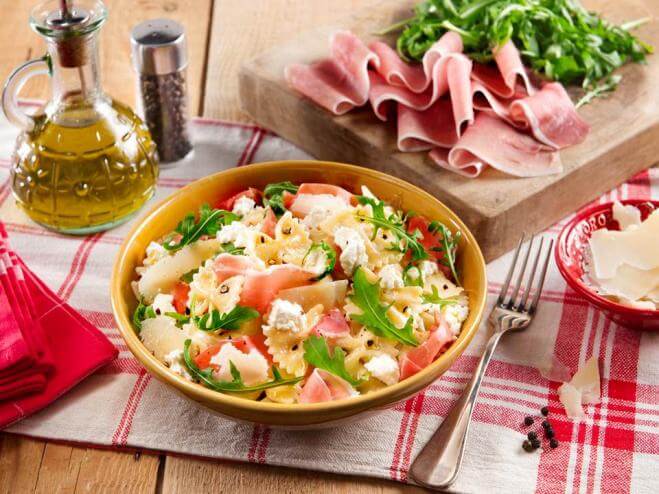 Farfalle à la roquette, au jambon cru et à la ricotta