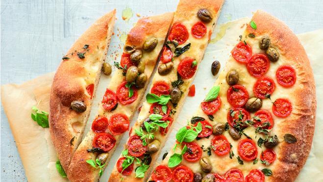 Focaccia pugliese mit Cherrytomaten und Oliven