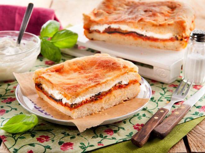 Focaccia con melanzane fritte, salsa di pomodoro e ricotta