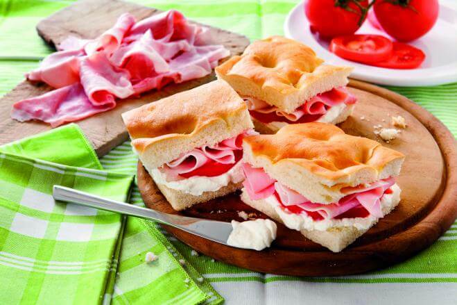 Focaccina con ricotta e prosciutto