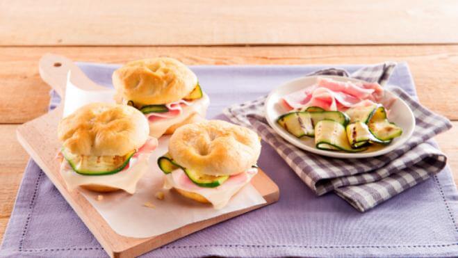 Focaccia mit Mozzarella-Scheiben, Schinken und Zucchetti