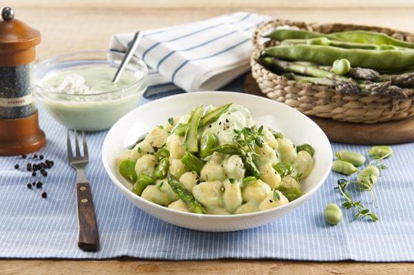 Gnocchi con asparagi, fave e ricotta