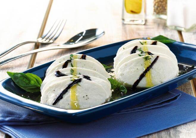 Mozzarella di latte di Bufala con basilico fresco e glassa all’aceto balsamico