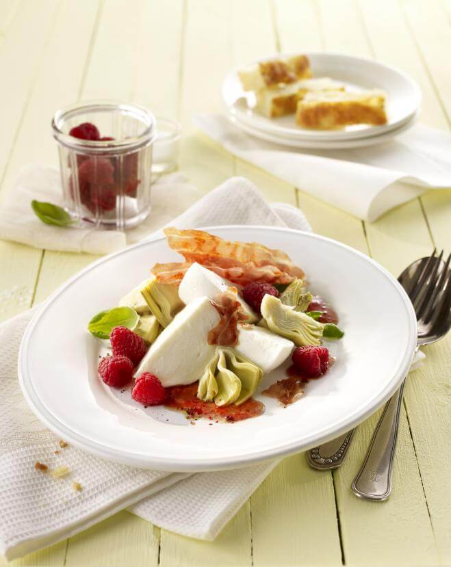 Mozzarella al latte di Bufala Maxi con carciofi, lamponi e prosciutto di Parma