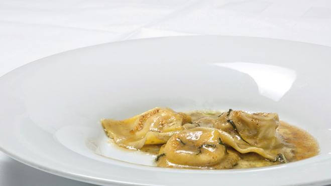 Ravioli fatti in casa con ripieno di salsiccia