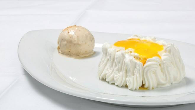 Gâteau au mascarpone avec gelée de mandarines et glace à l’amaretto