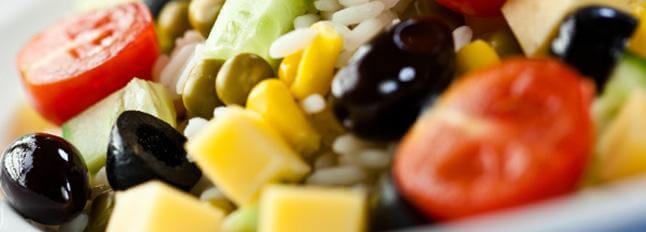 Salade de riz, poulet et légumes