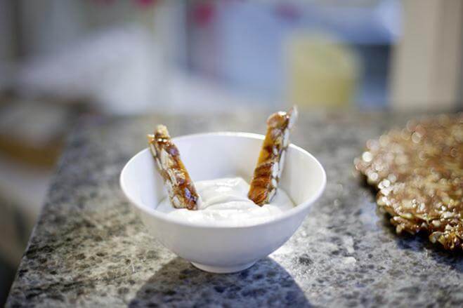 Mousse à la ricotta et au miel avec croquant aux amandes