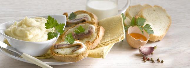 Crème de chou-fleur avec croûtons et anchois