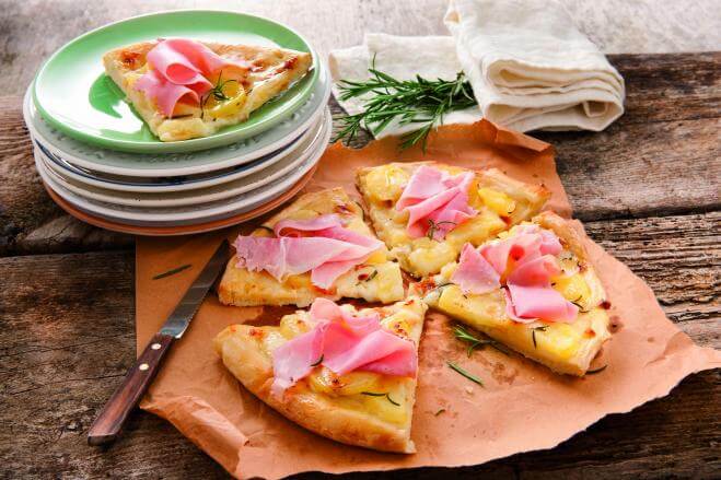 Pizza con patate e prosciutto cotto