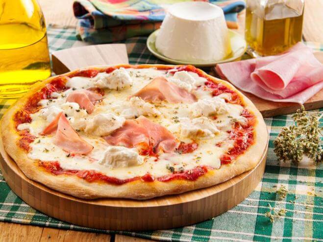 Pizza avec mozzarella, ricotta et jambon cuit
